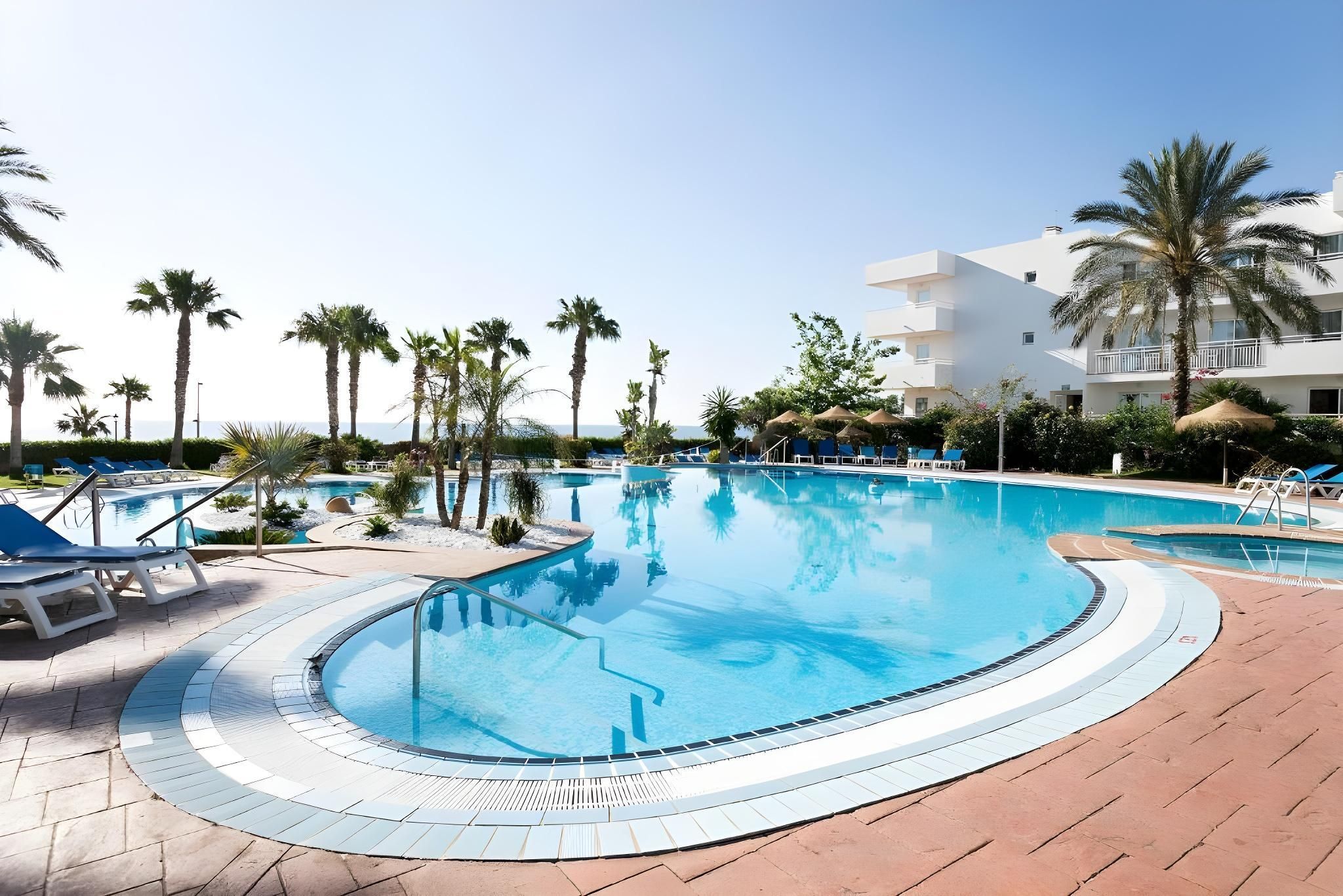 حوض السباحة