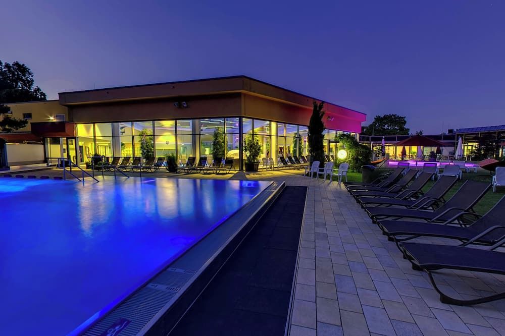 حوض السباحة