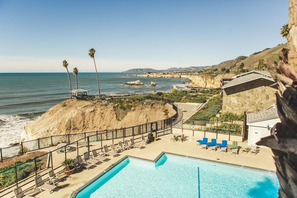 حوض السباحة