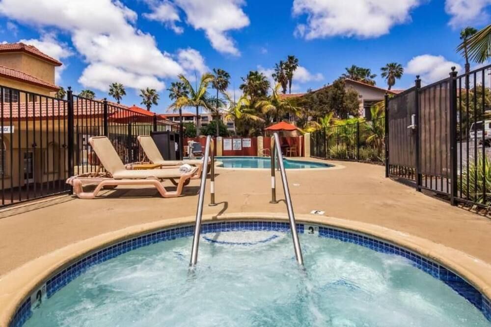 حوض السباحة