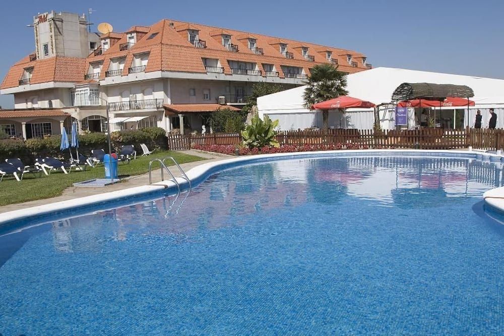 حوض السباحة