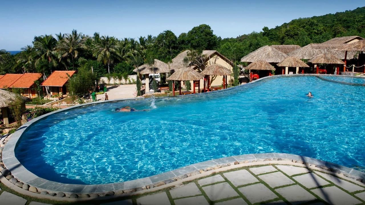 حوض السباحة