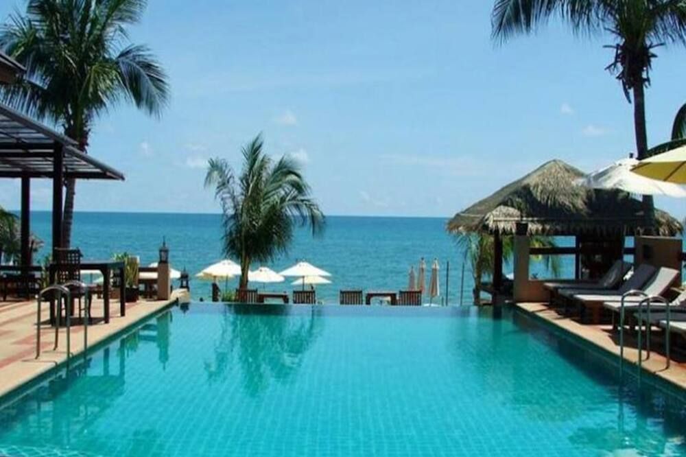 حوض السباحة