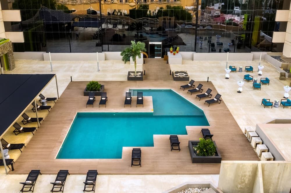 حوض السباحة