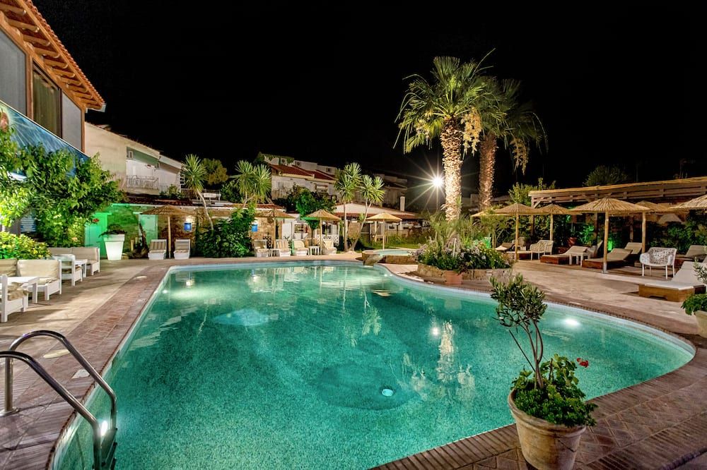 حوض السباحة