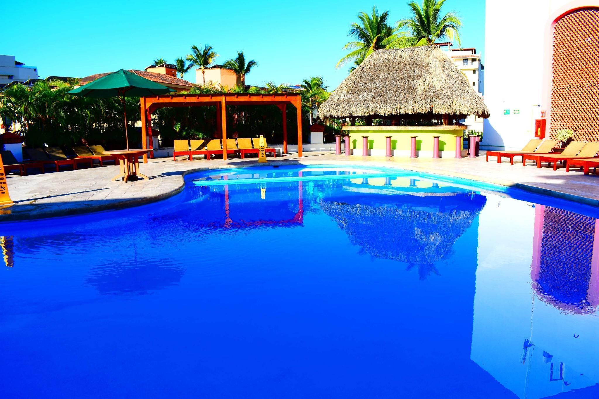 حوض السباحة