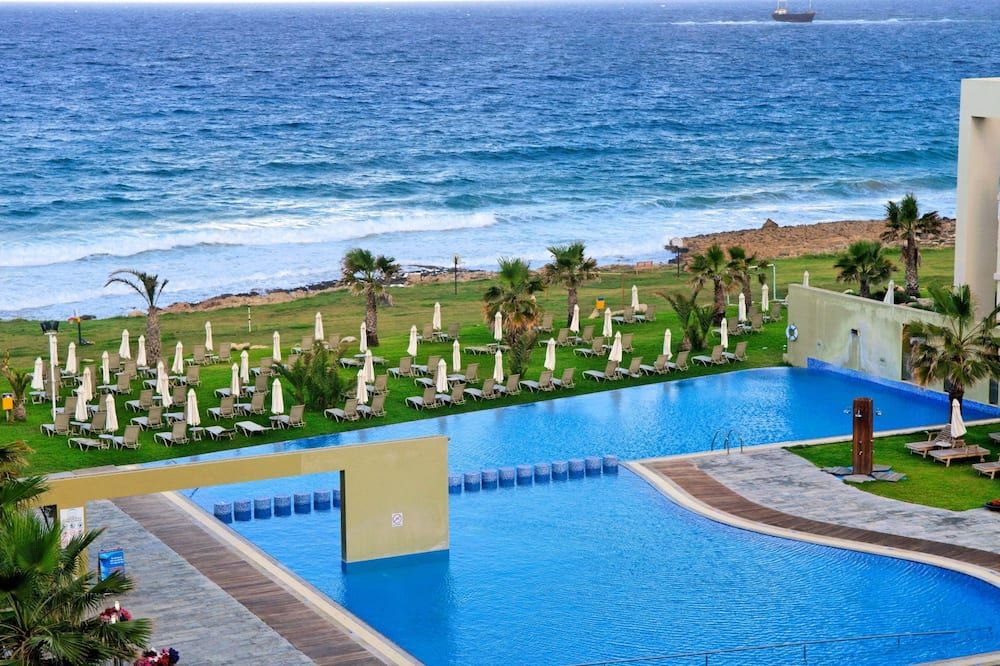 حوض السباحة