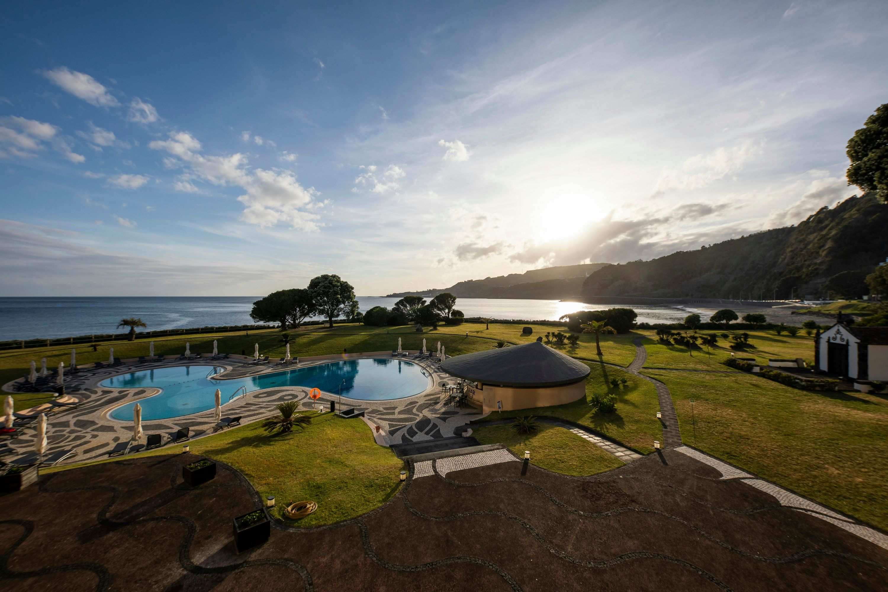 حوض السباحة