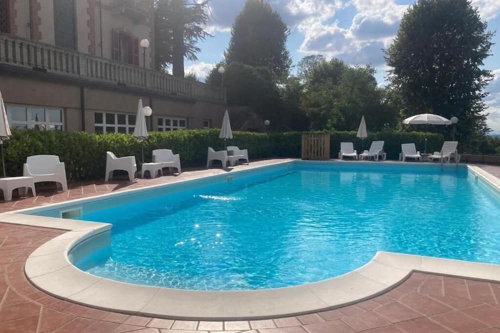 حوض السباحة