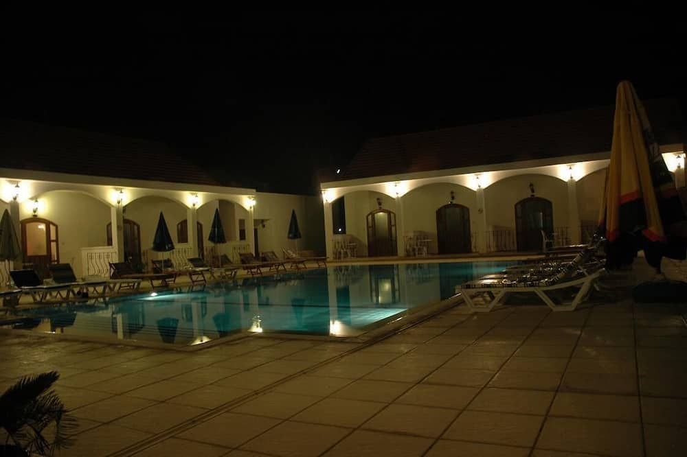 حوض السباحة