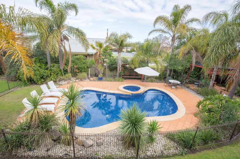 حوض السباحة