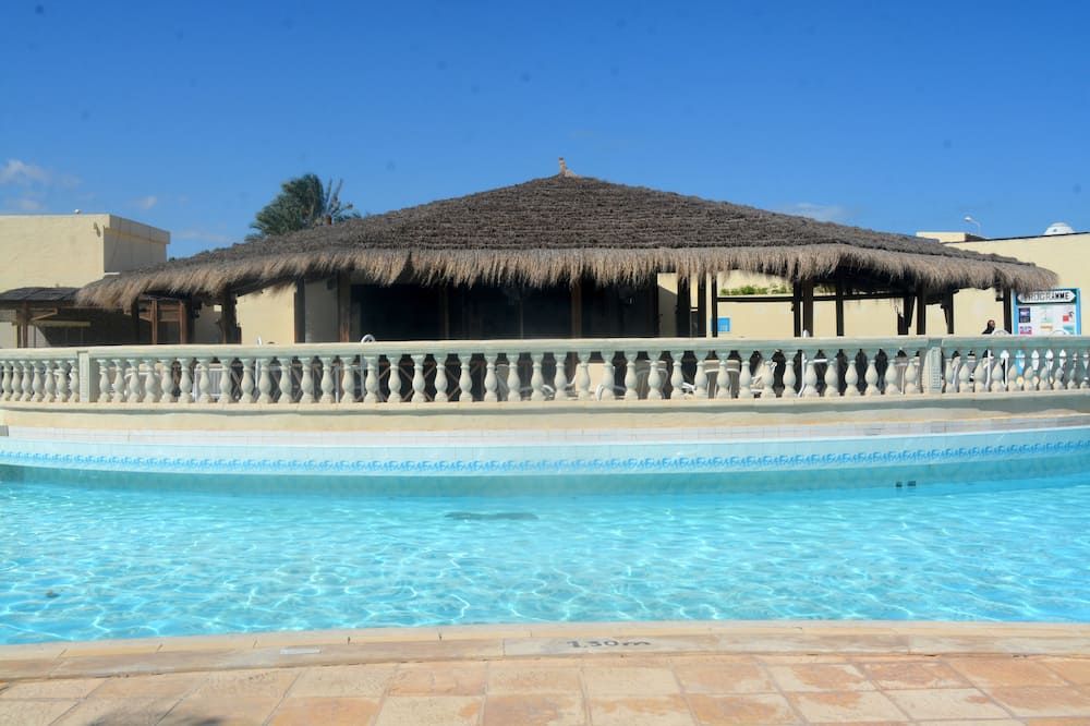 حوض السباحة