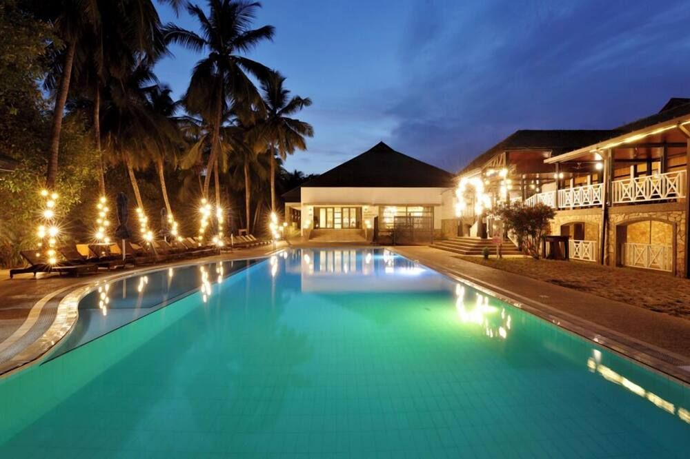 حوض السباحة