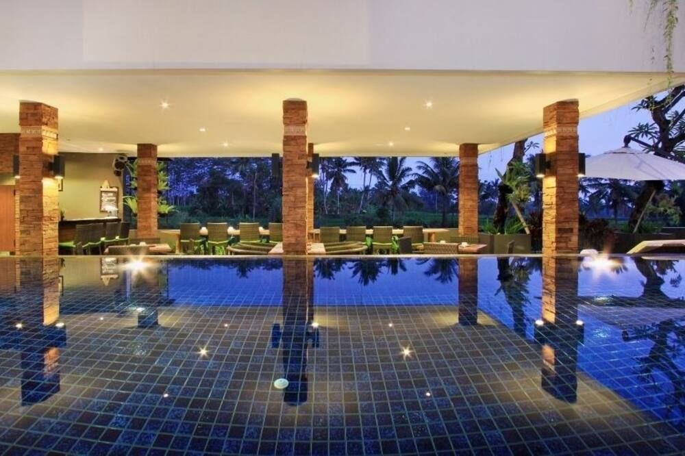 حوض السباحة