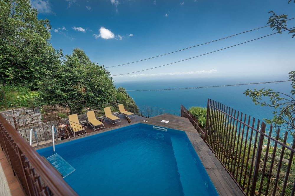 حوض السباحة