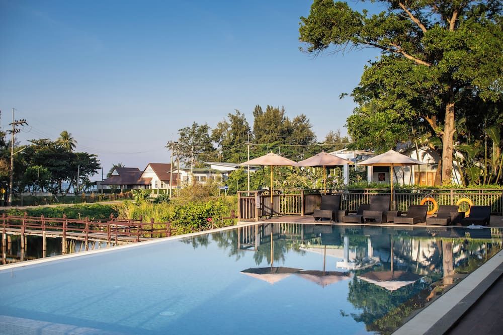 حوض السباحة