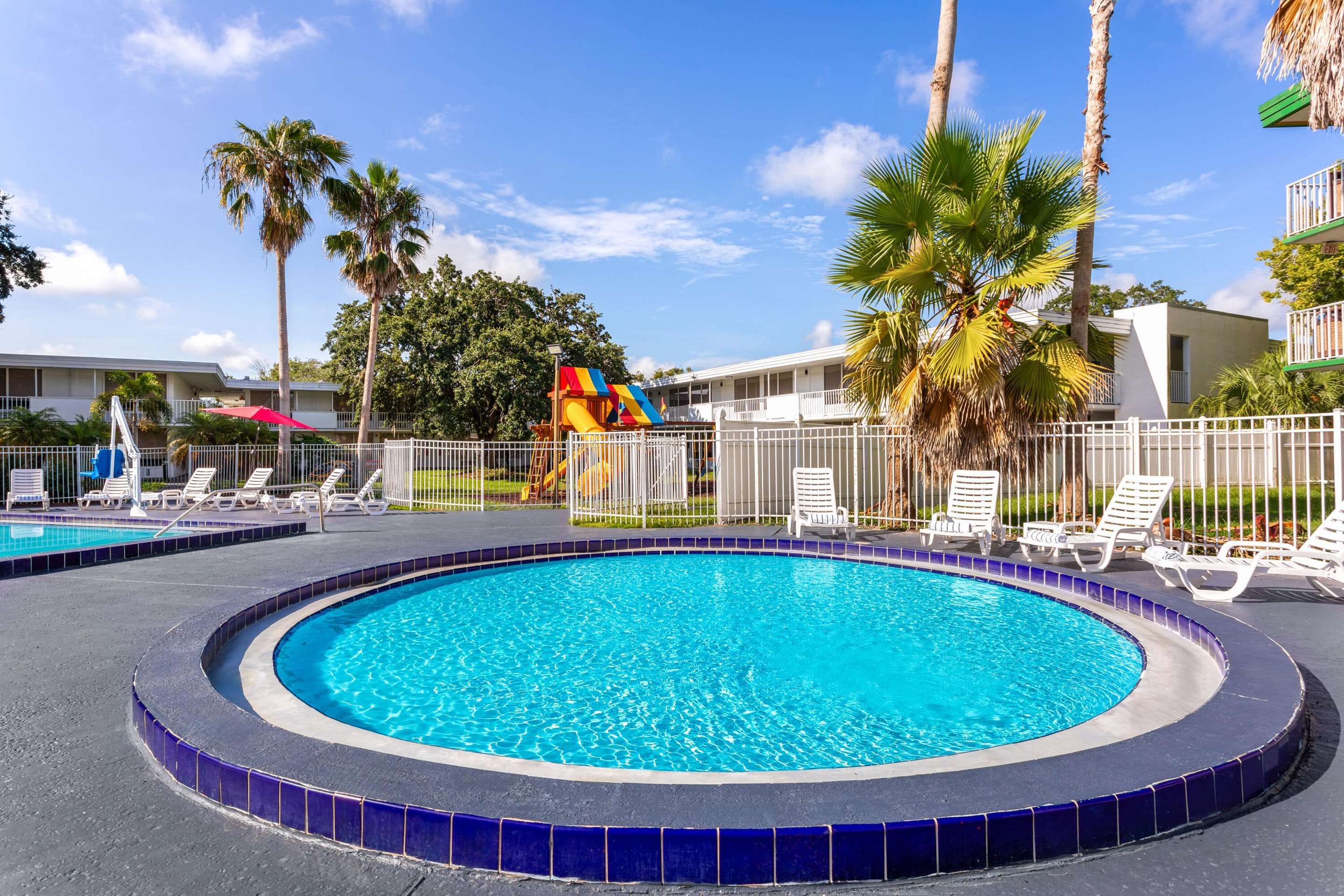 حوض السباحة