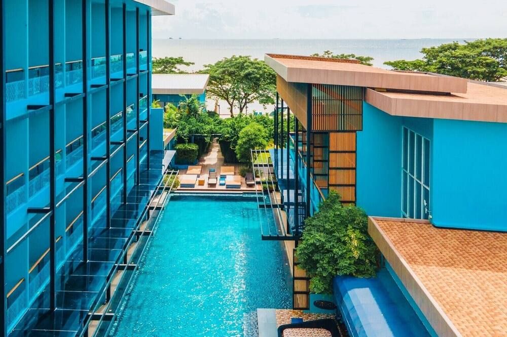 حوض السباحة