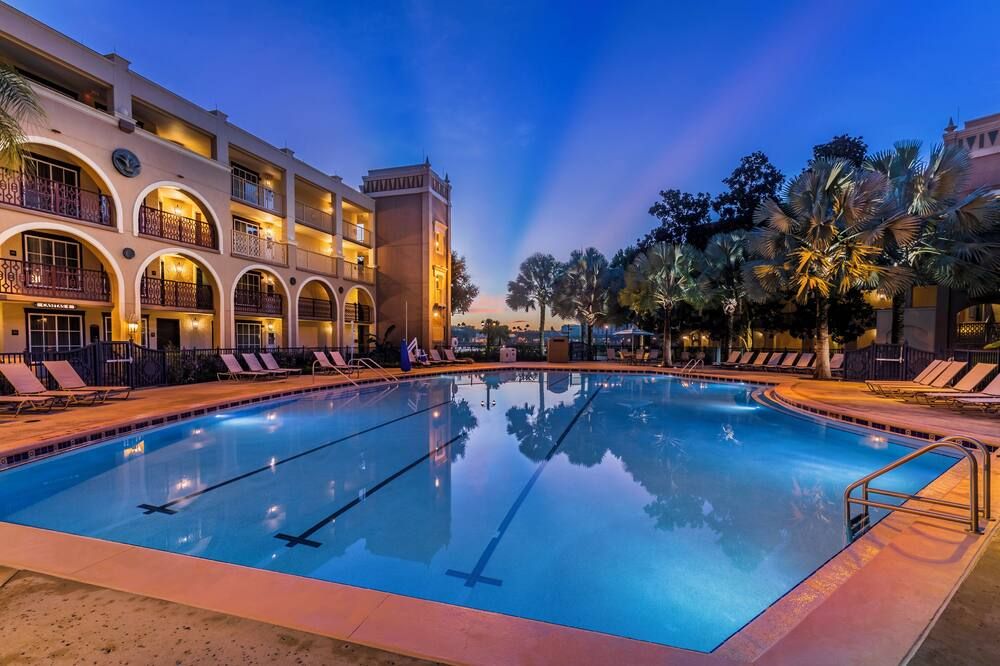 حوض السباحة