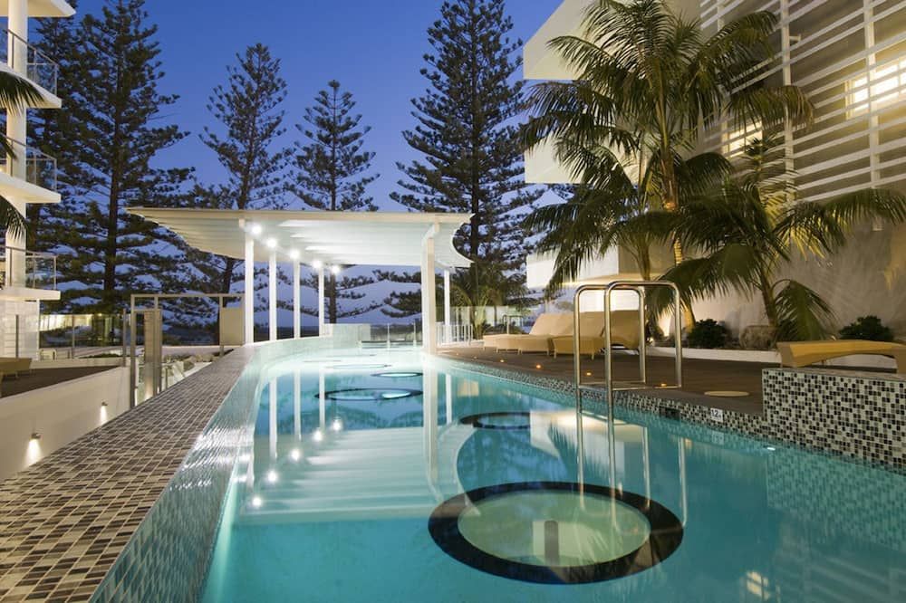 حوض السباحة