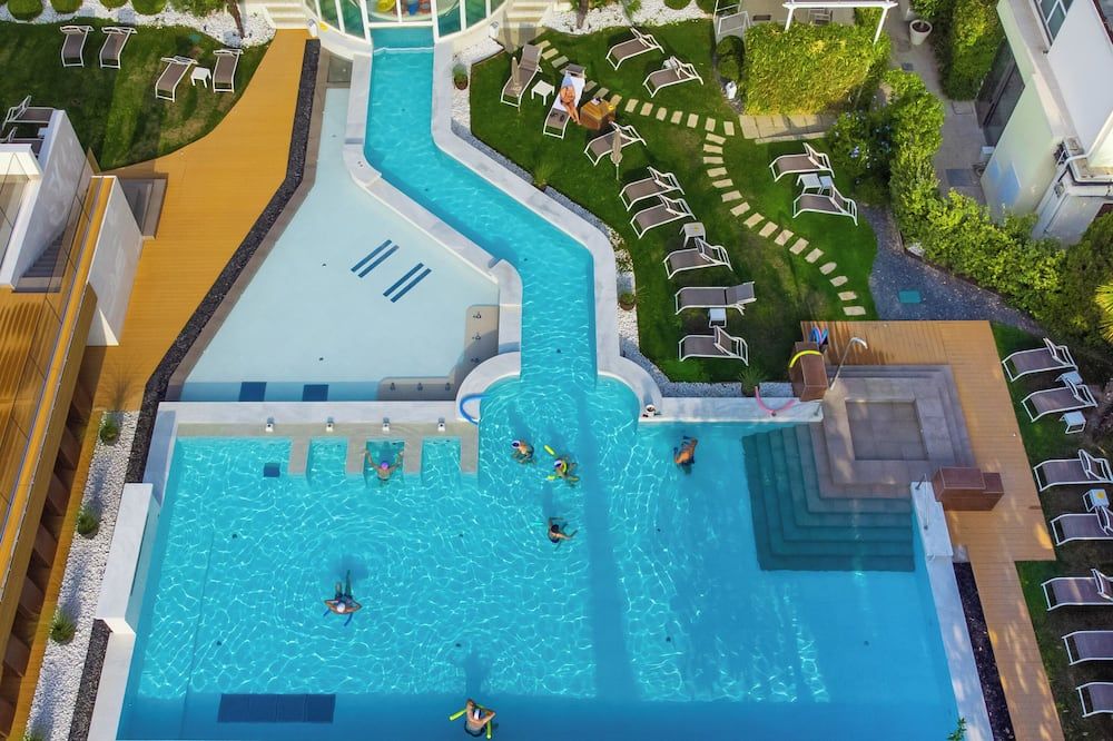 حوض السباحة