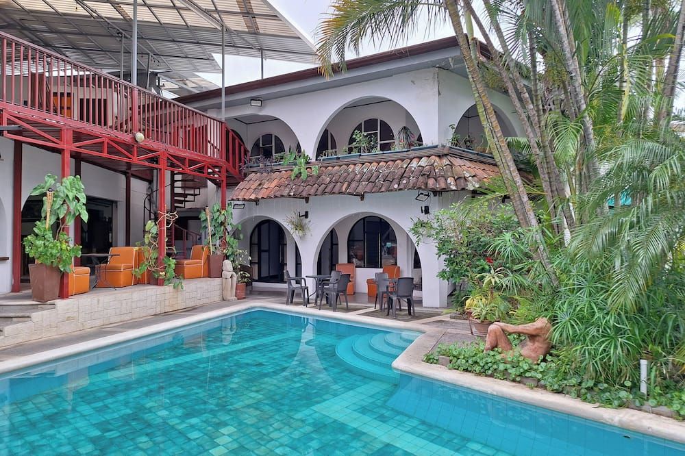 حوض السباحة