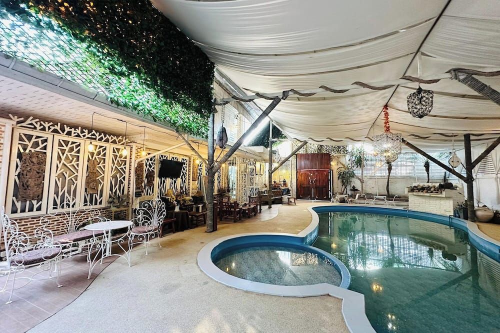 حوض السباحة