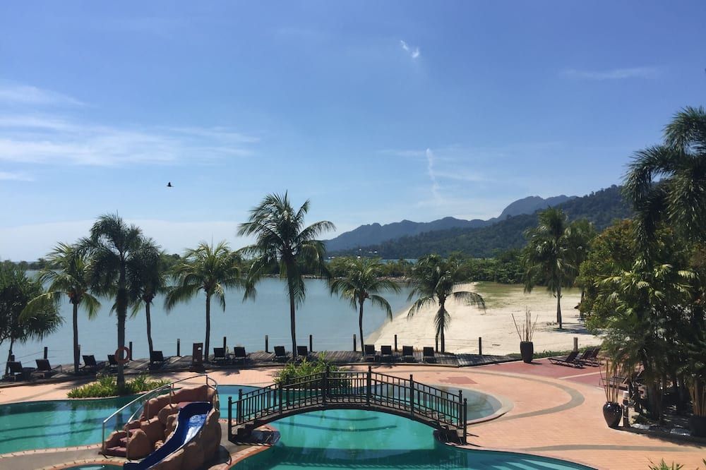 حوض السباحة