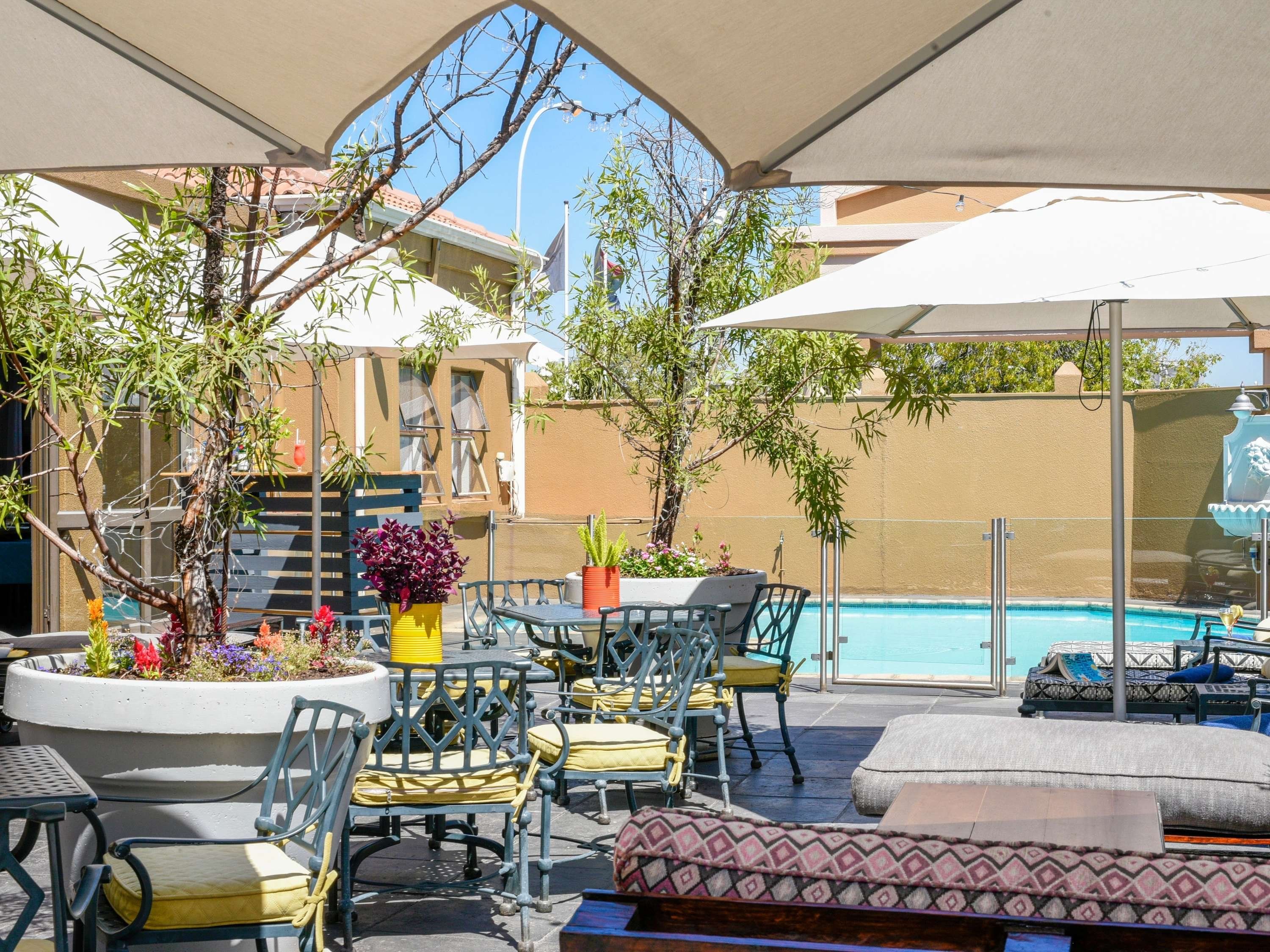 حوض السباحة