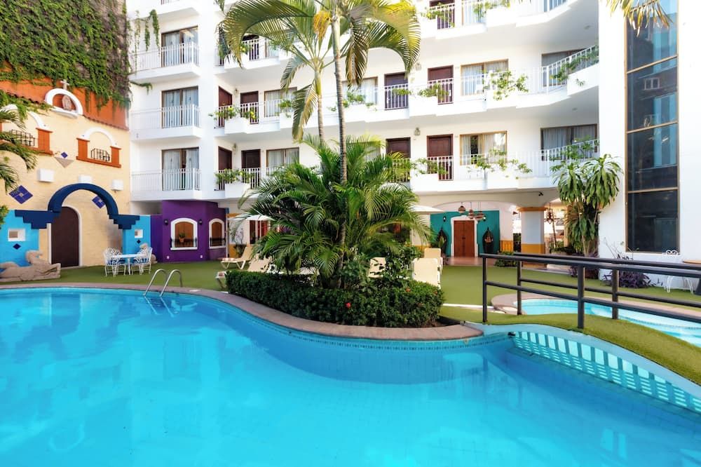 حوض السباحة