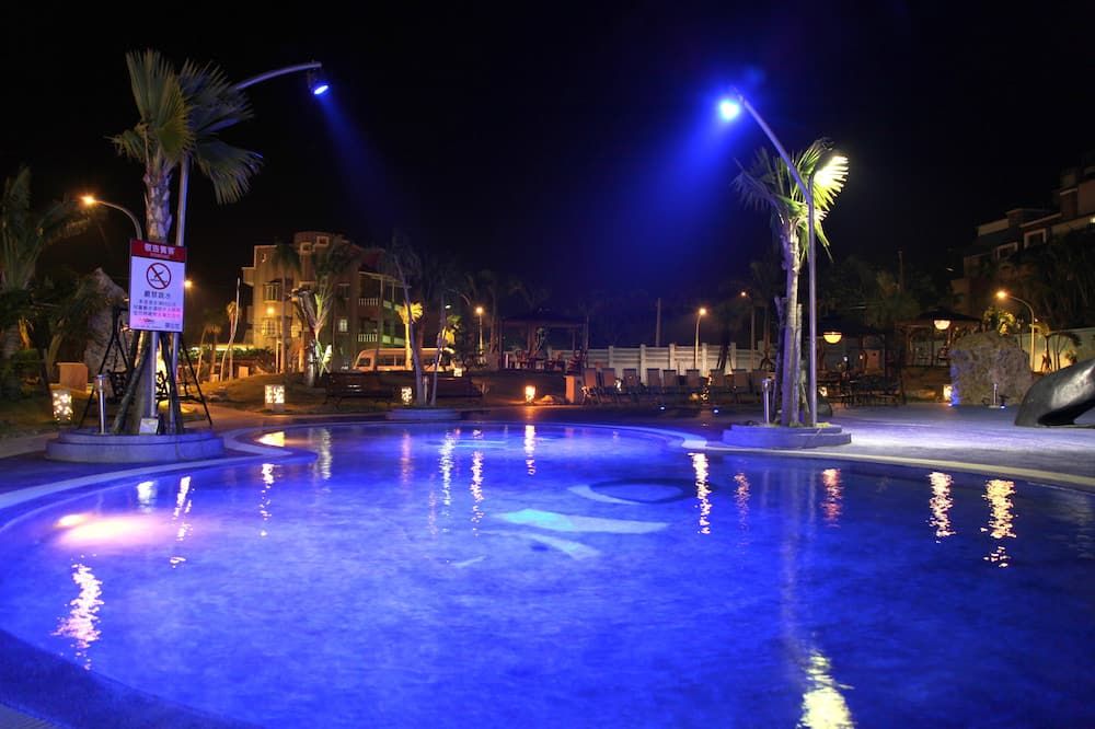 حوض السباحة