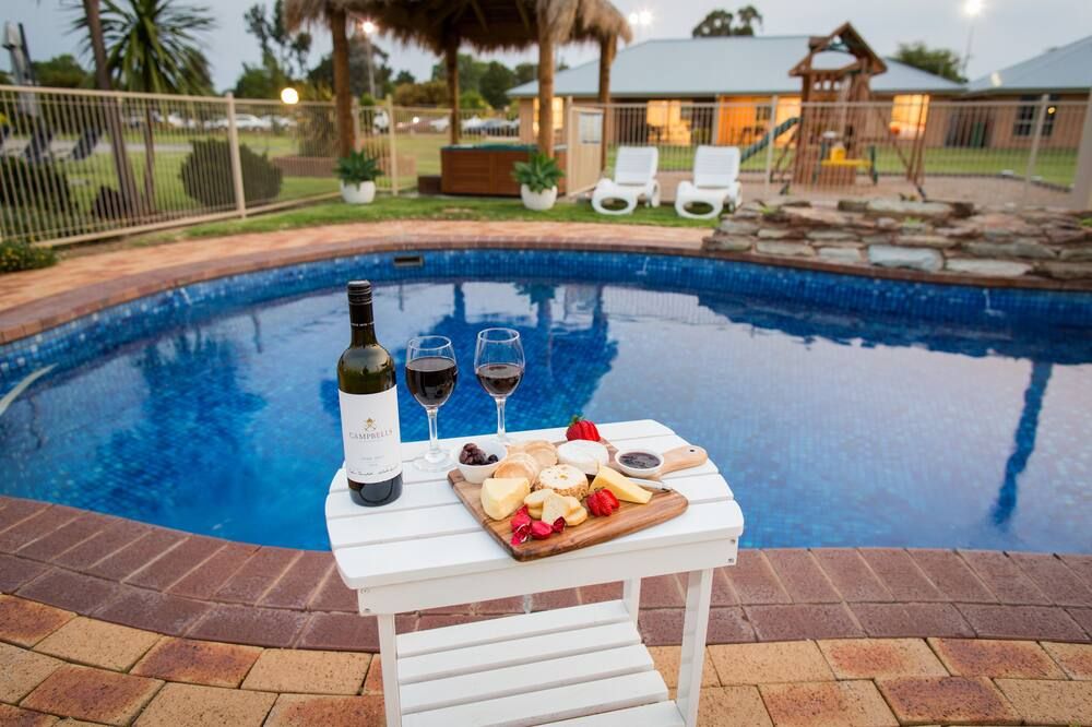 حوض السباحة