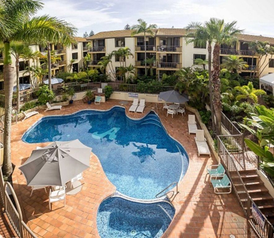 حوض السباحة