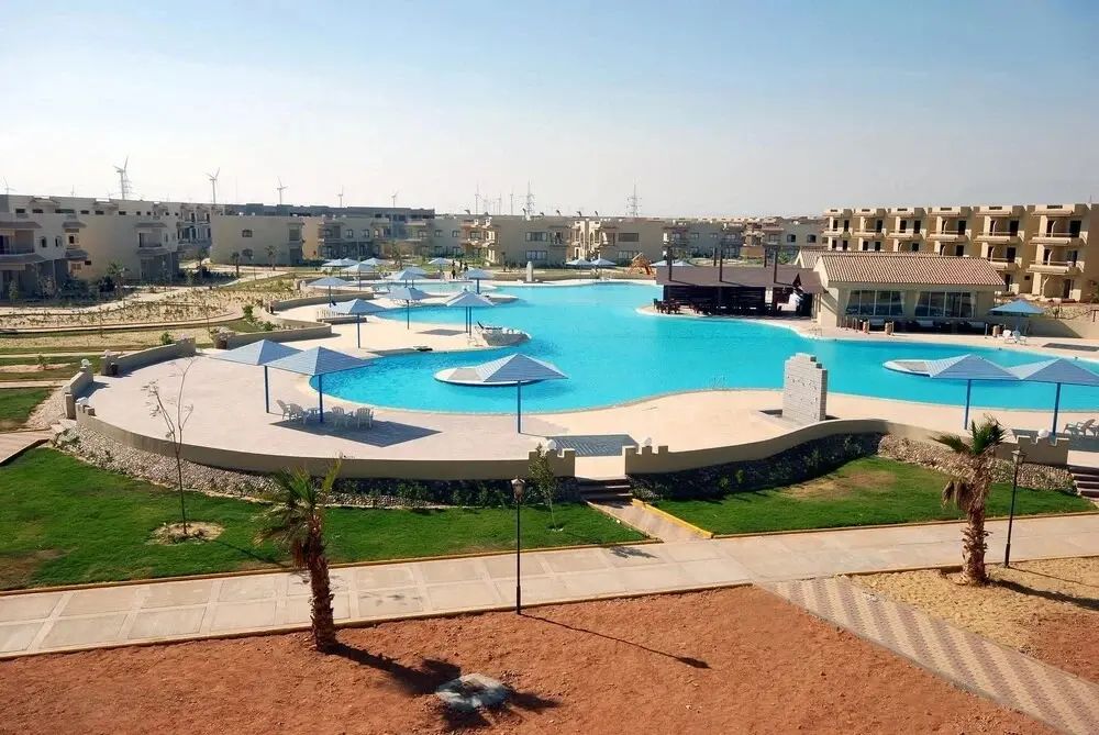 حوض السباحة