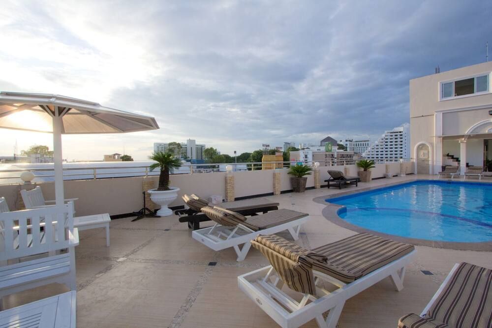 حوض السباحة