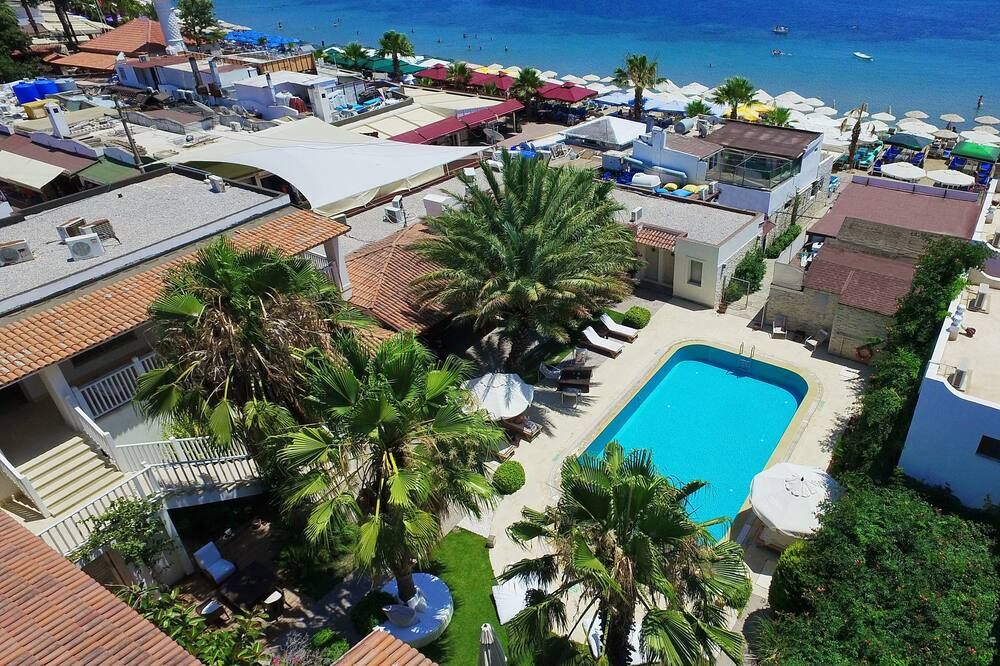 حوض السباحة