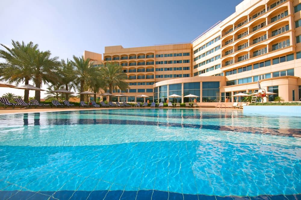 حوض السباحة