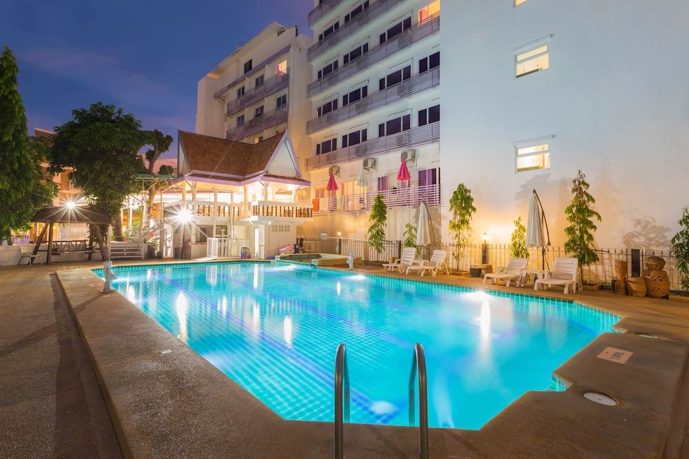 حوض السباحة