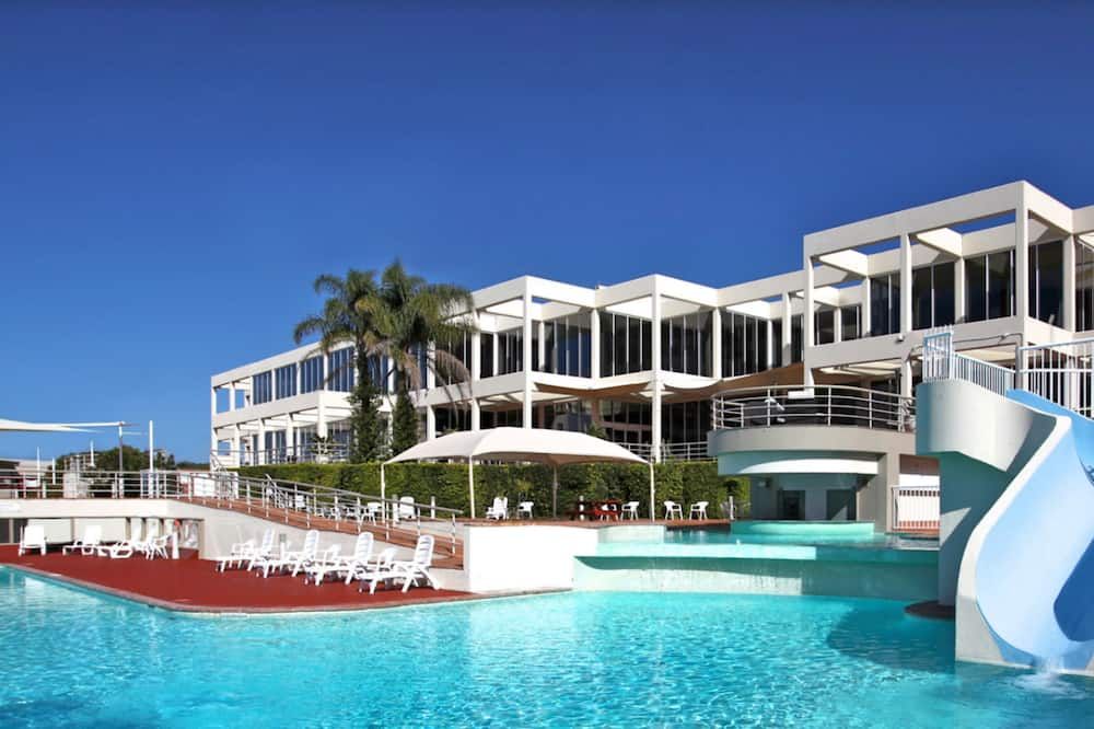 حوض السباحة صورة