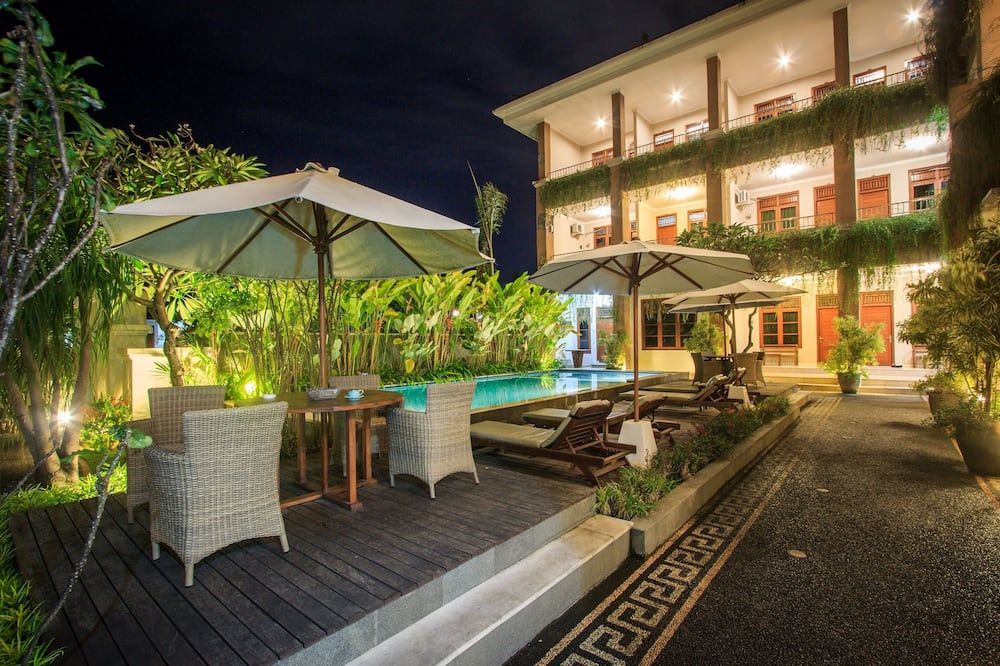 حوض السباحة