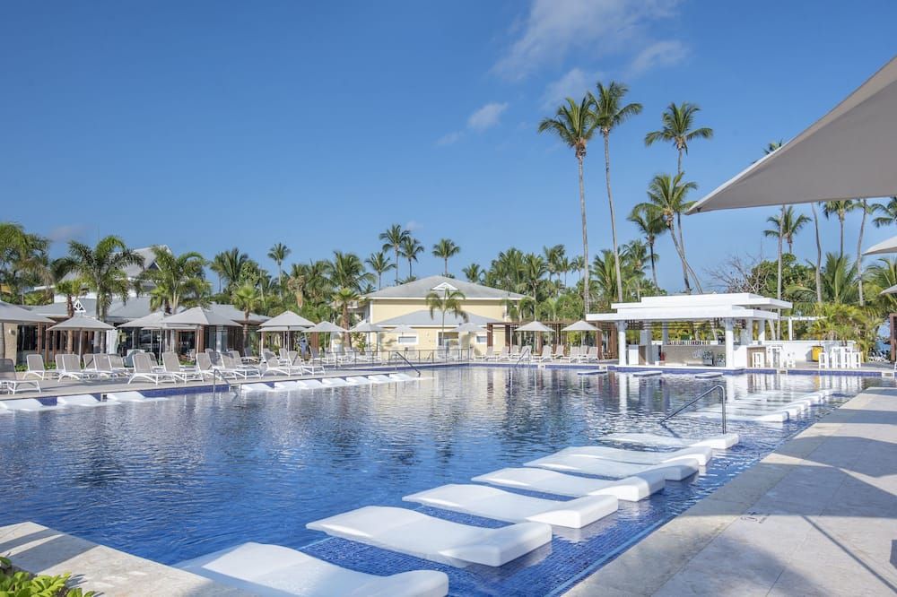 حوض السباحة