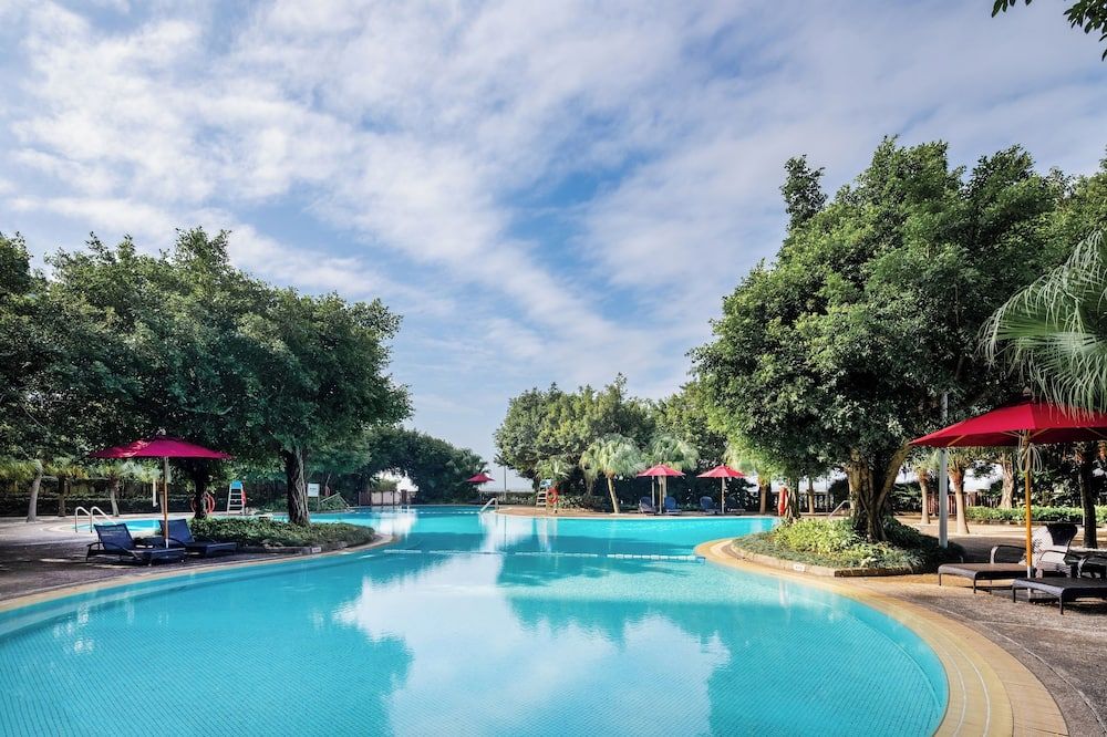 حوض السباحة