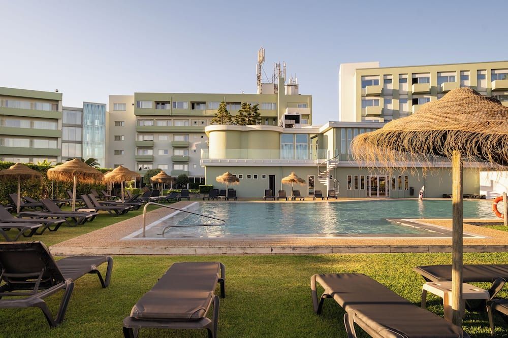 حوض السباحة