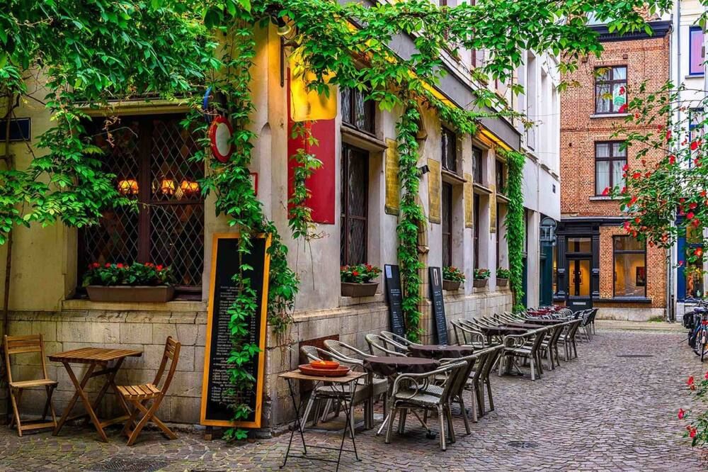 شرفة مرصوفة