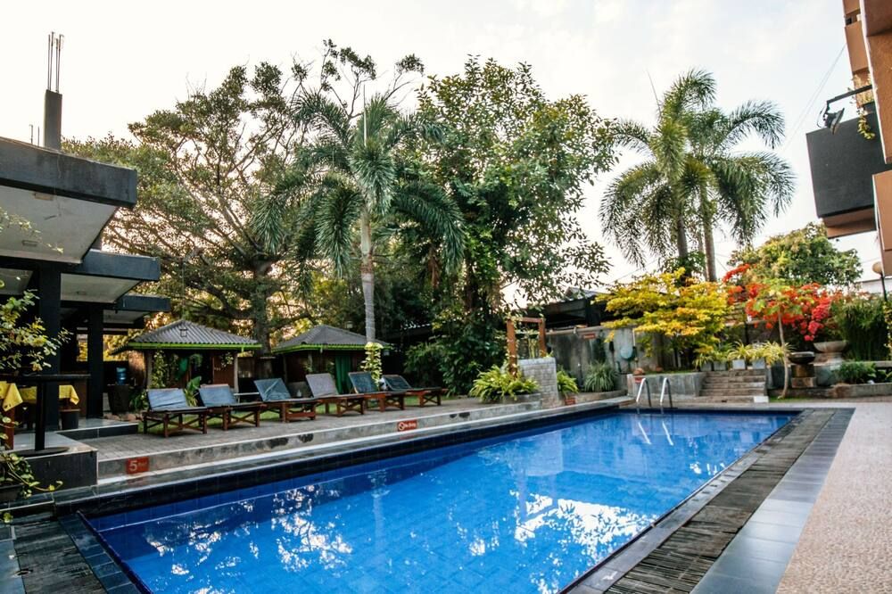 حوض السباحة