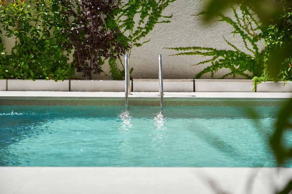 حوض السباحة