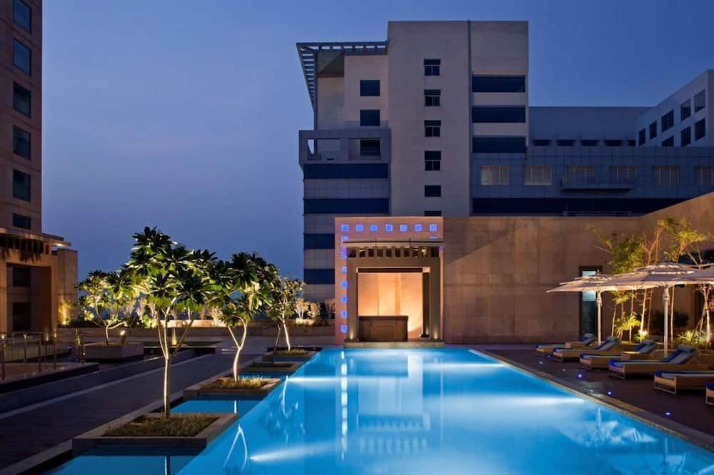 حوض السباحة