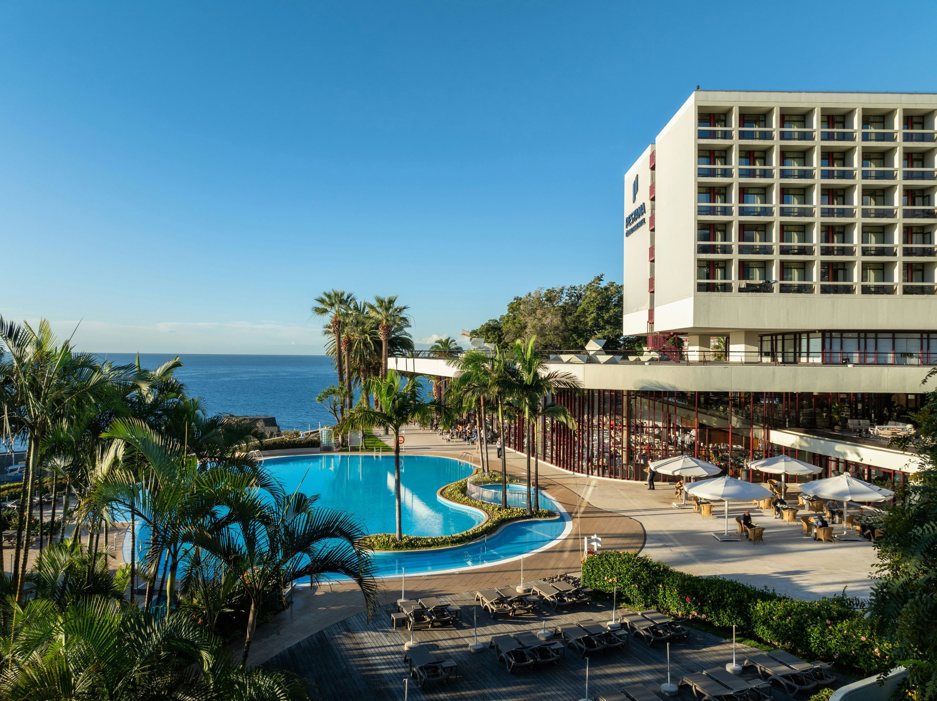 حوض السباحة