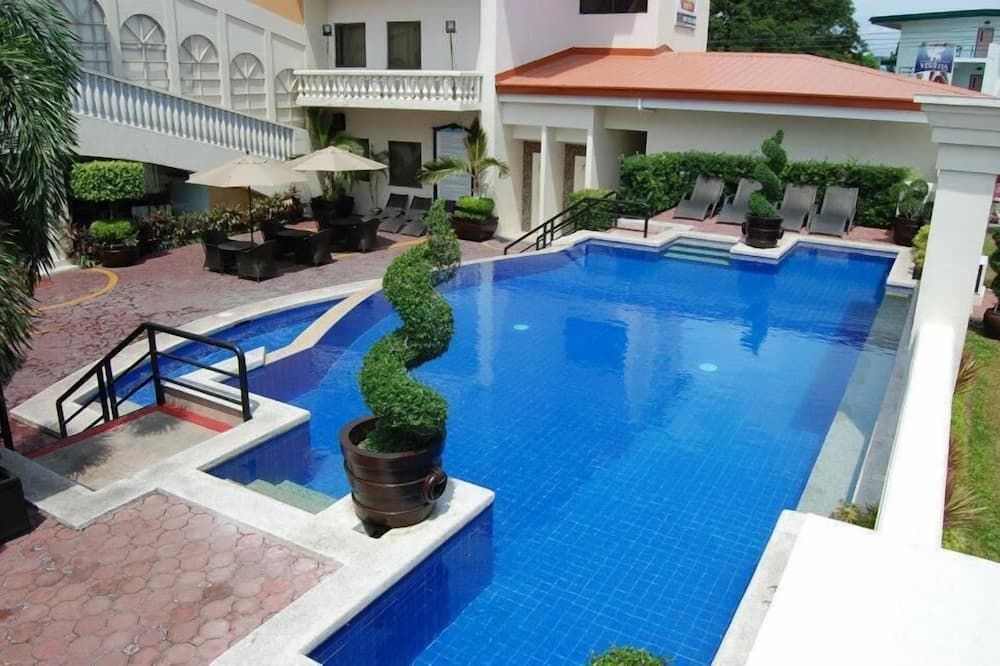 حوض السباحة