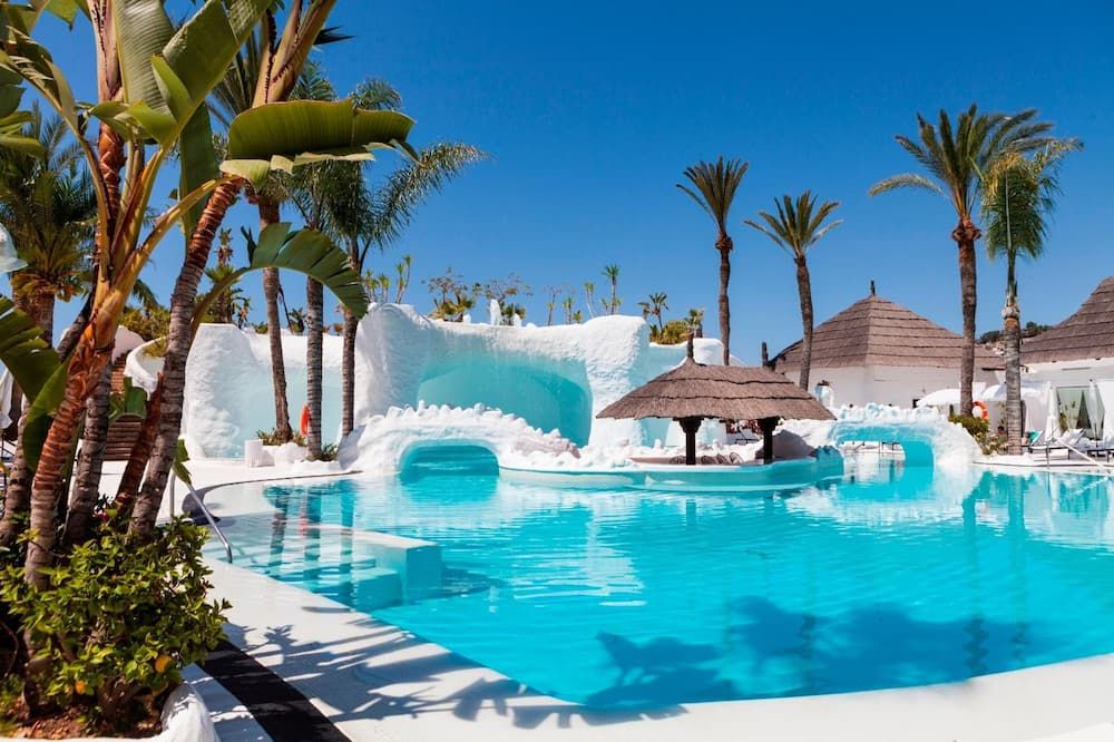 حوض السباحة